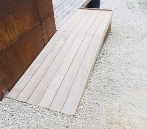 Terrasse en lames de bois posée sur gravier – réalisation L'atelier du Sahuc