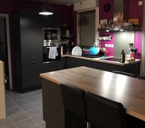 Cuisine noire avec îlot et plan de travail en bois – réalisation L'atelier du Sahuc