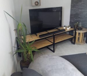 Meuble TV en bois et métal noir dans un salon – réalisation L'atelier du Sahuc