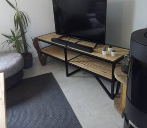 Meuble TV à deux niveaux en bois et métal noir – réalisation L'atelier du Sahuc