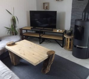 Table basse en bois massif sur pieds en rondins, dans un salon – réalisation L'atelier du Sahuc