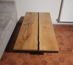 Table basse en bois massif avec bande centrale noire – réalisation L'atelier du Sahuc