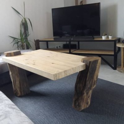 Table basse en bois massif posée sur deux rondins – réalisation L'atelier du Sahuc